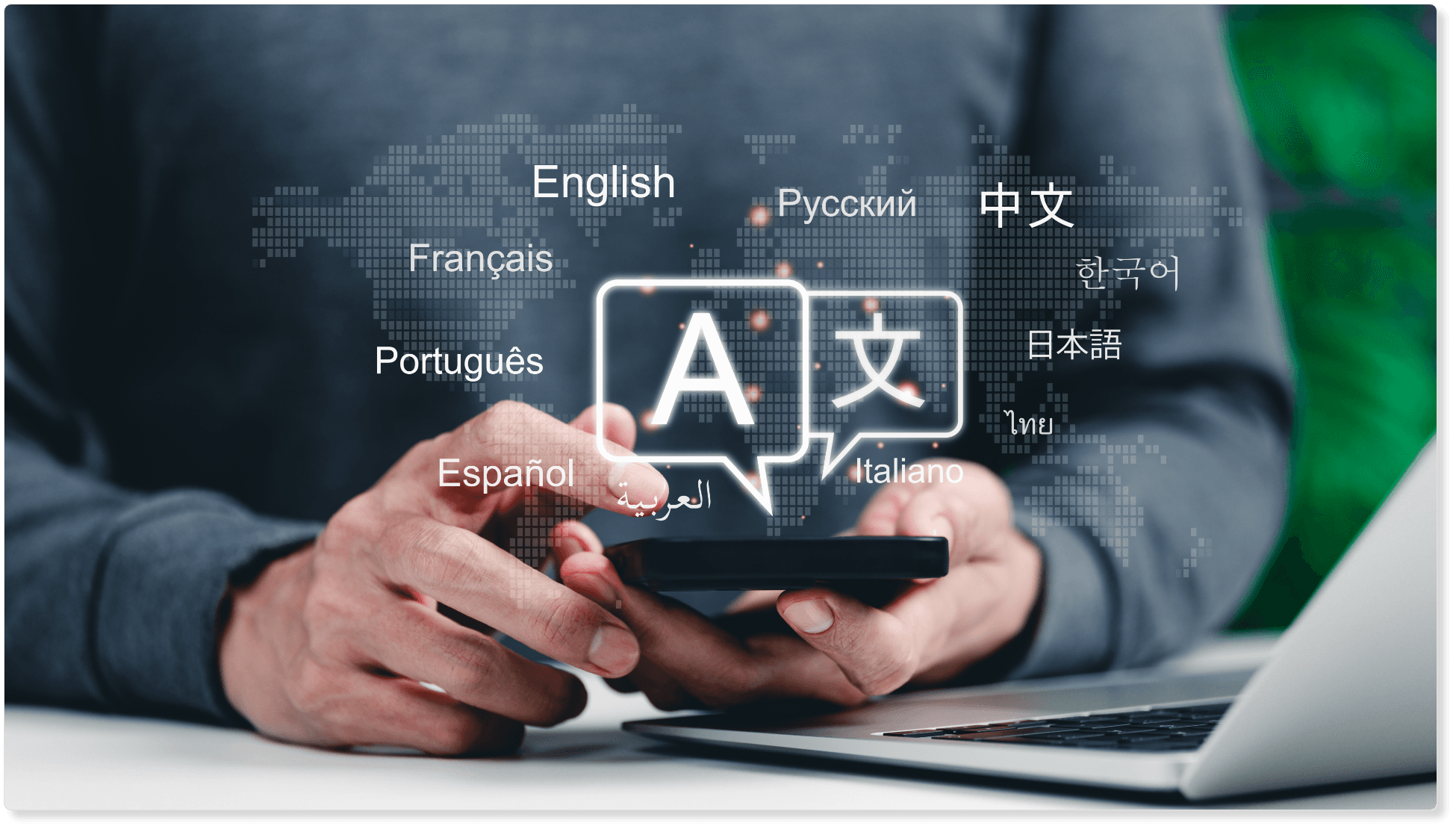 AIミナライが日本語で学習した知識を多言語に自動翻訳することで、外国籍社員への社内FAQ情報の提供や研修・教育のサポートを行なっている様子